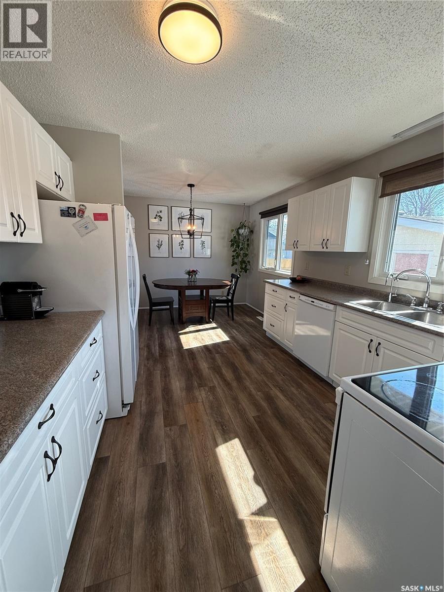 59 Mcdougall Crescent, Saskatoon, SK - Indoor Photo Showing Kitchen With Double Sink
