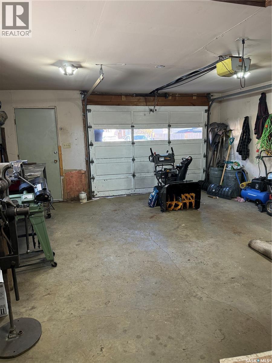 59 Mcdougall Crescent, Saskatoon, SK - Indoor Photo Showing Garage