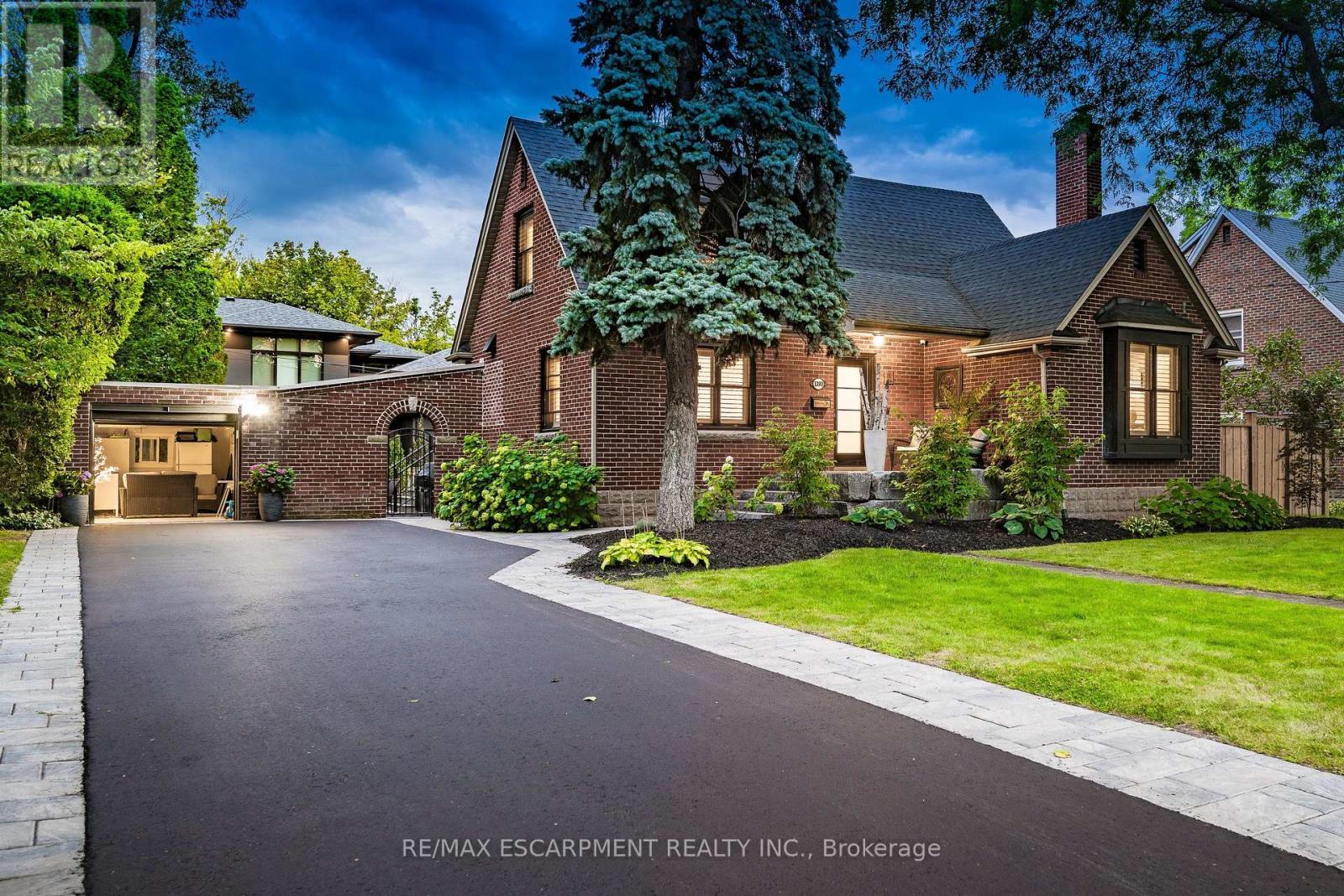 1390 Halifax Place, Burlington, ON - Outdoor With Facade