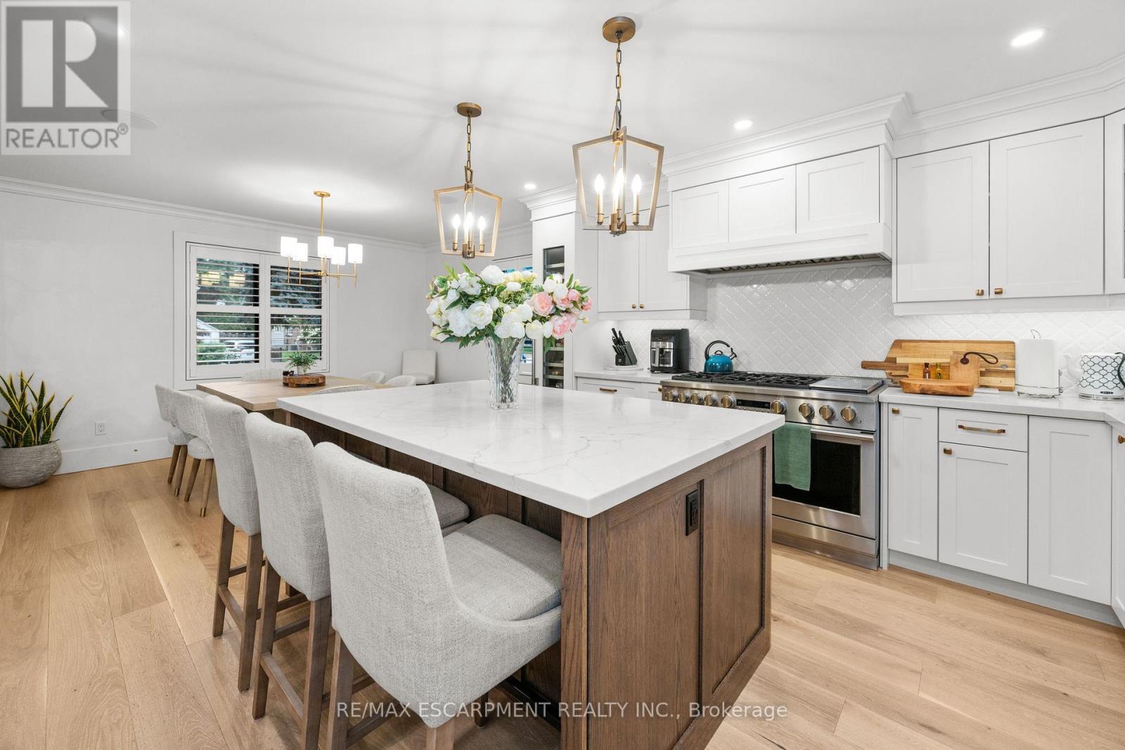 1390 Halifax Place, Burlington, ON - Indoor Photo Showing Kitchen With Upgraded Kitchen