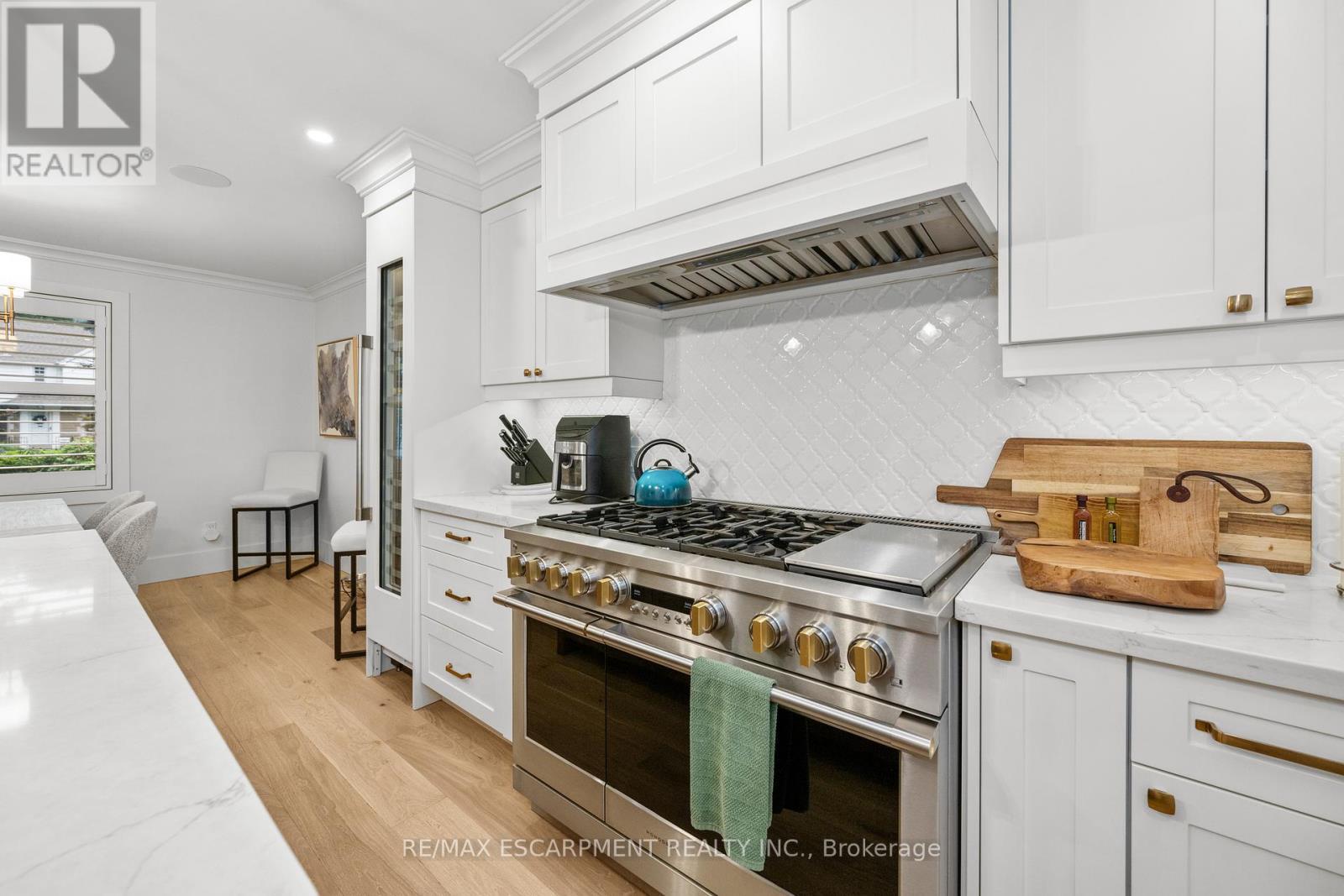 1390 Halifax Place, Burlington, ON - Indoor Photo Showing Kitchen With Upgraded Kitchen