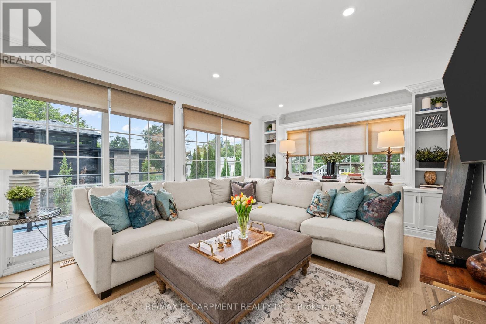 1390 Halifax Place, Burlington, ON - Indoor Photo Showing Living Room