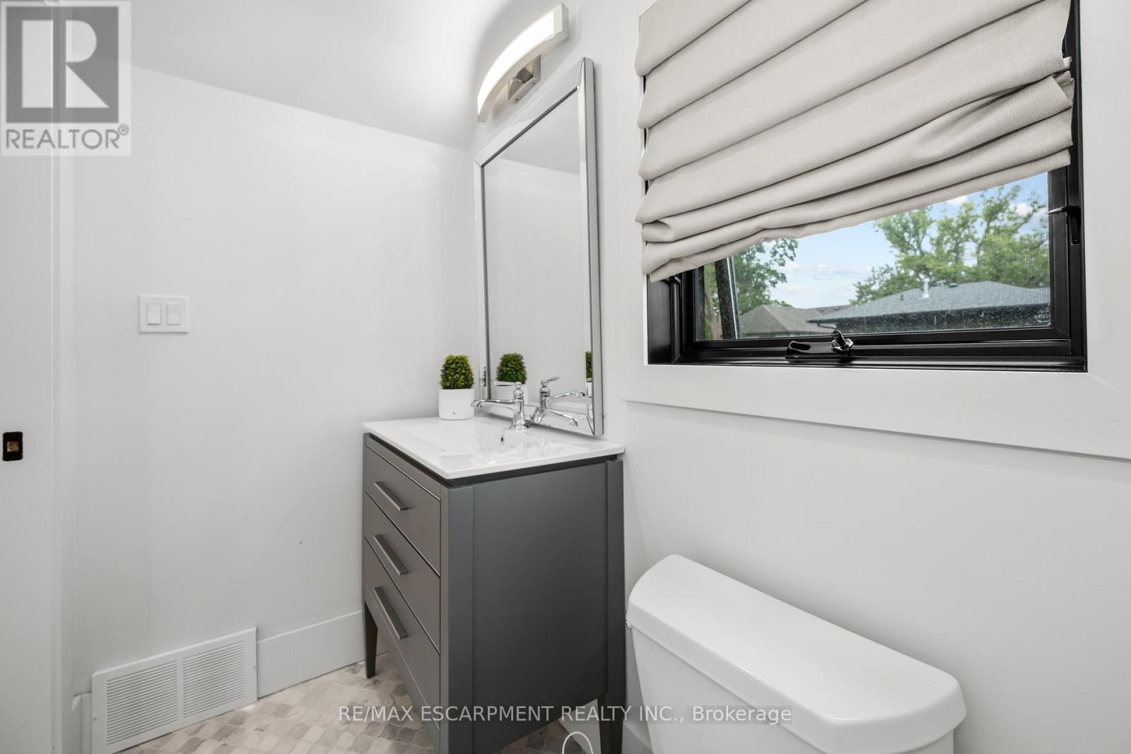 1390 Halifax Place, Burlington, ON - Indoor Photo Showing Bathroom