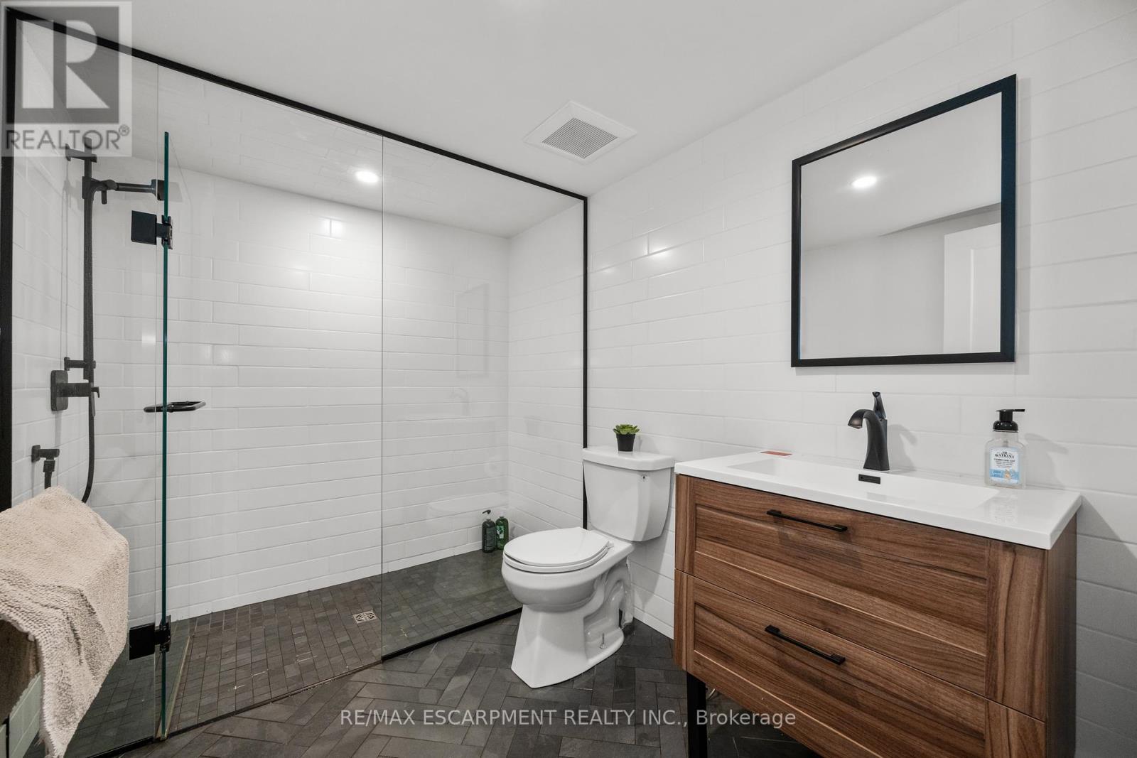 1390 Halifax Place, Burlington, ON - Indoor Photo Showing Bathroom