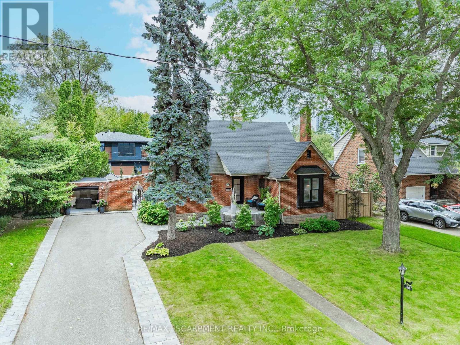 1390 Halifax Place, Burlington, ON - Outdoor With Facade