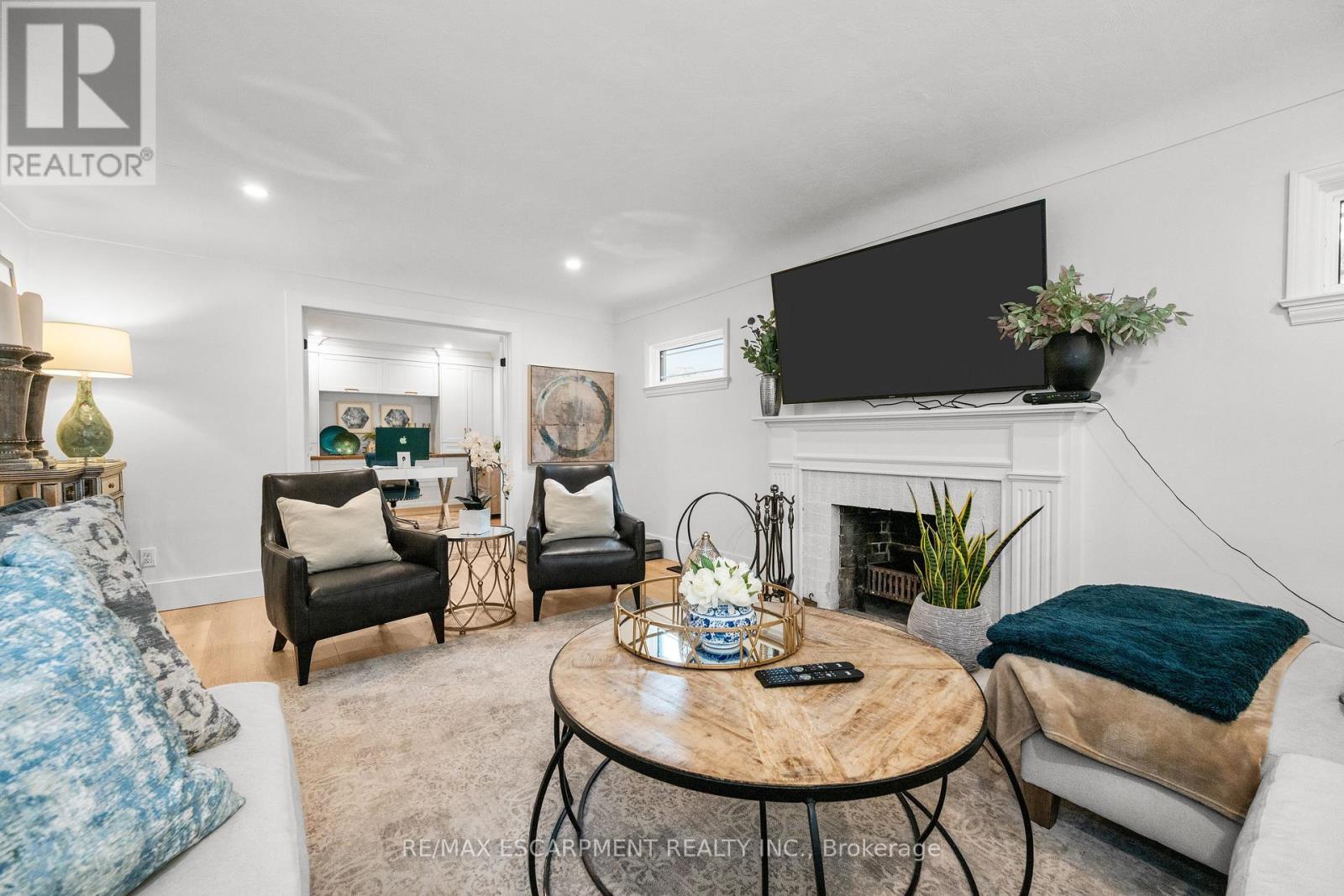 1390 Halifax Place, Burlington, ON - Indoor Photo Showing Living Room