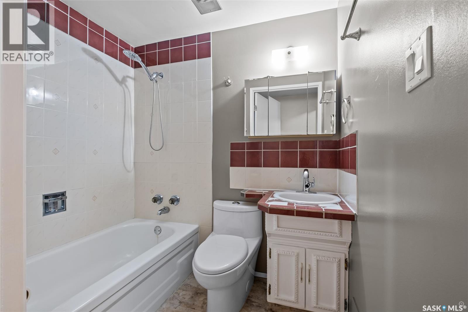 2425 15Th Avenue E, Prince Albert, SK - Indoor Photo Showing Bathroom