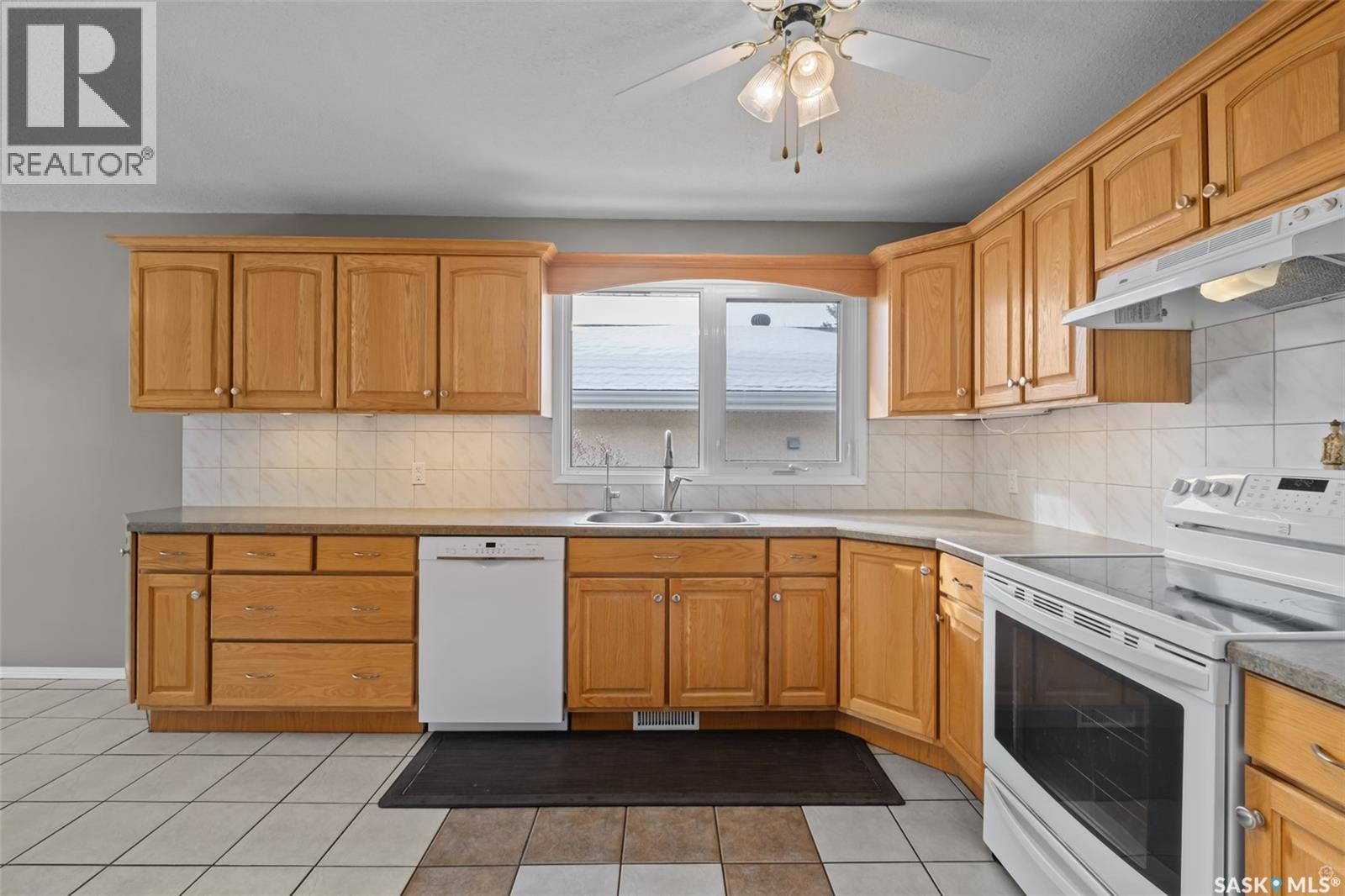 2425 15Th Avenue E, Prince Albert, SK - Indoor Photo Showing Kitchen With Double Sink