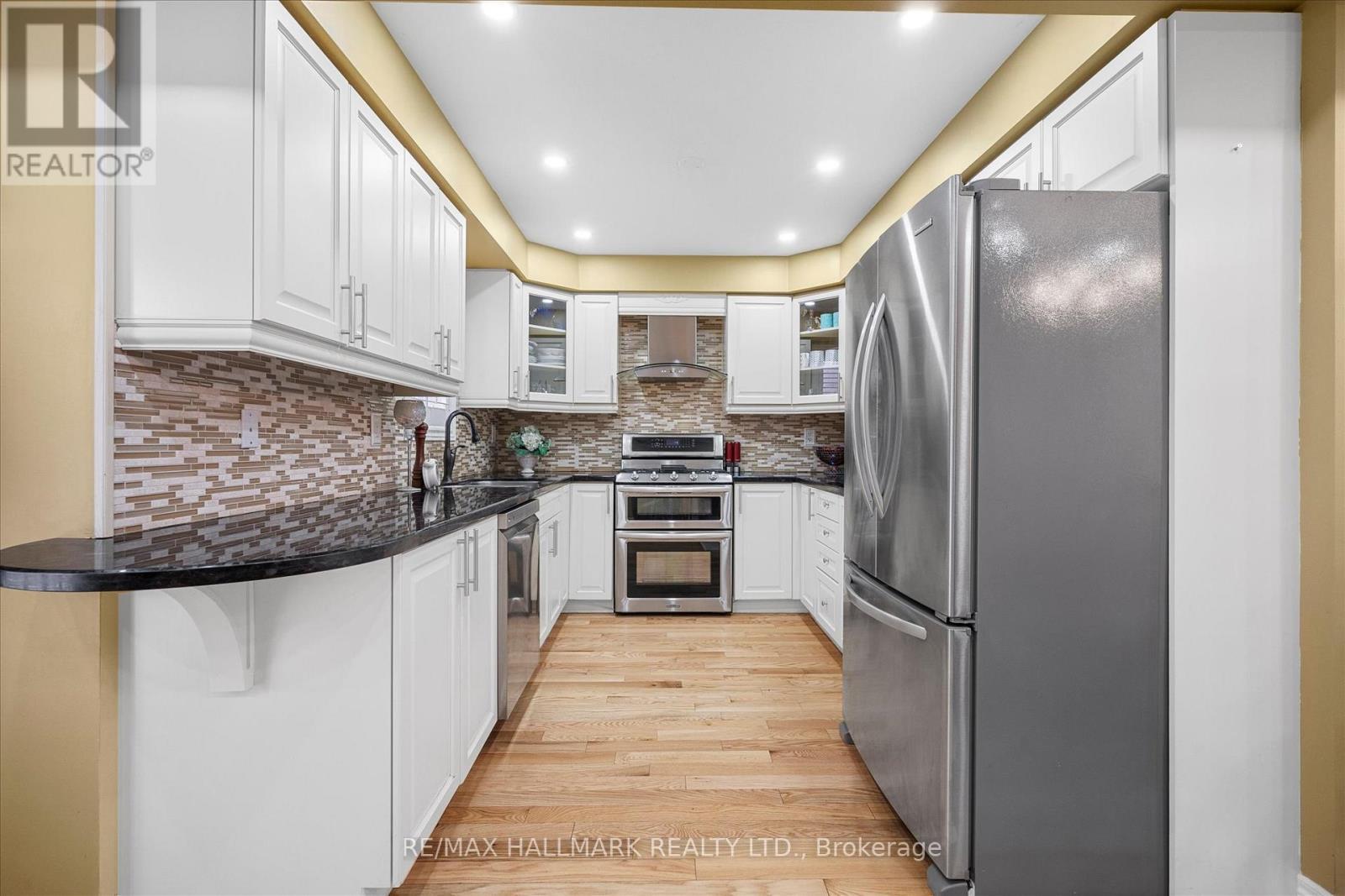 3358C Kingston Road, Toronto, ON - Indoor Photo Showing Kitchen With Upgraded Kitchen