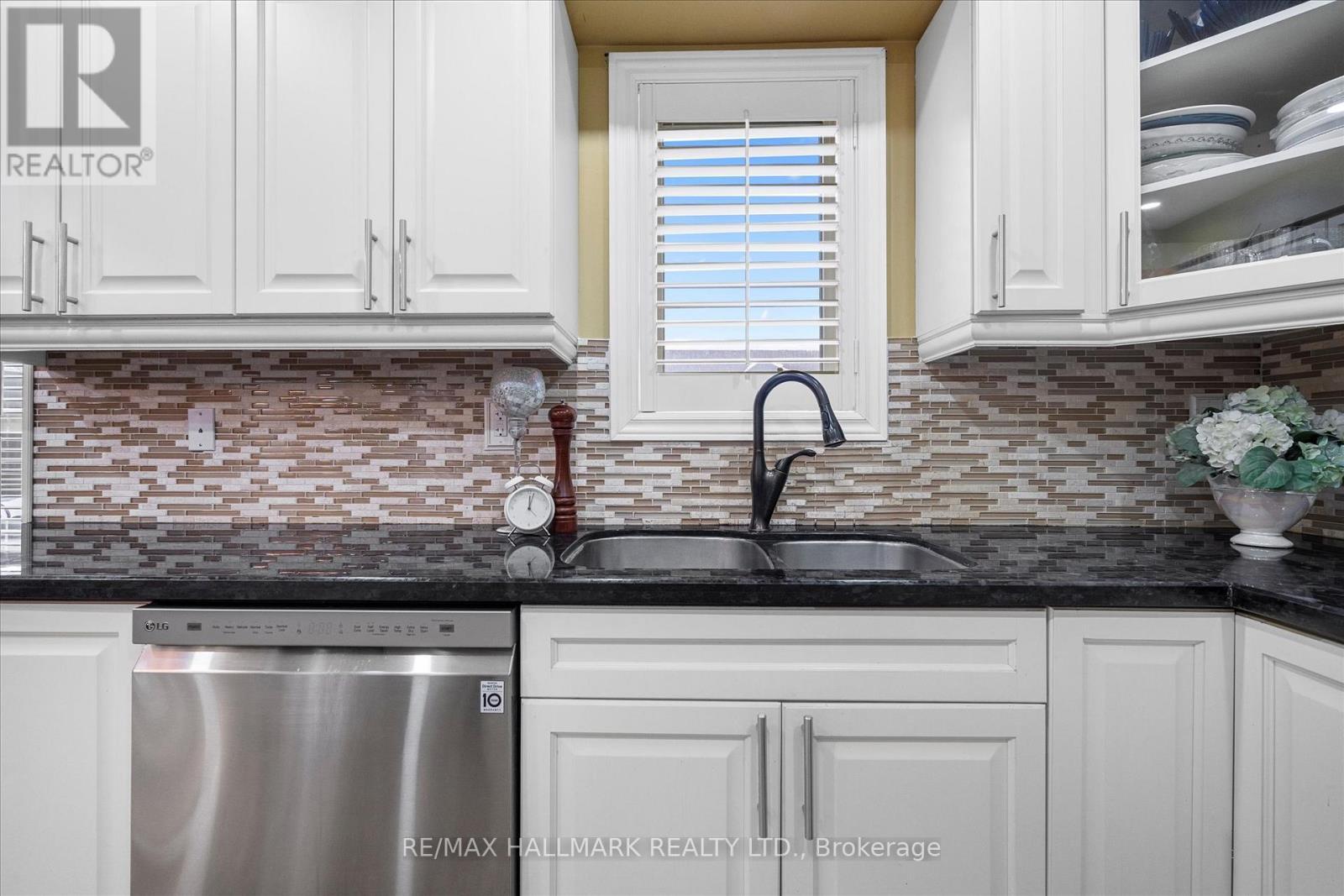 3358C Kingston Road, Toronto, ON - Indoor Photo Showing Kitchen With Double Sink With Upgraded Kitchen
