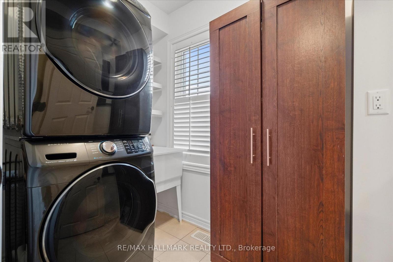 3358C Kingston Road, Toronto, ON - Indoor Photo Showing Laundry Room