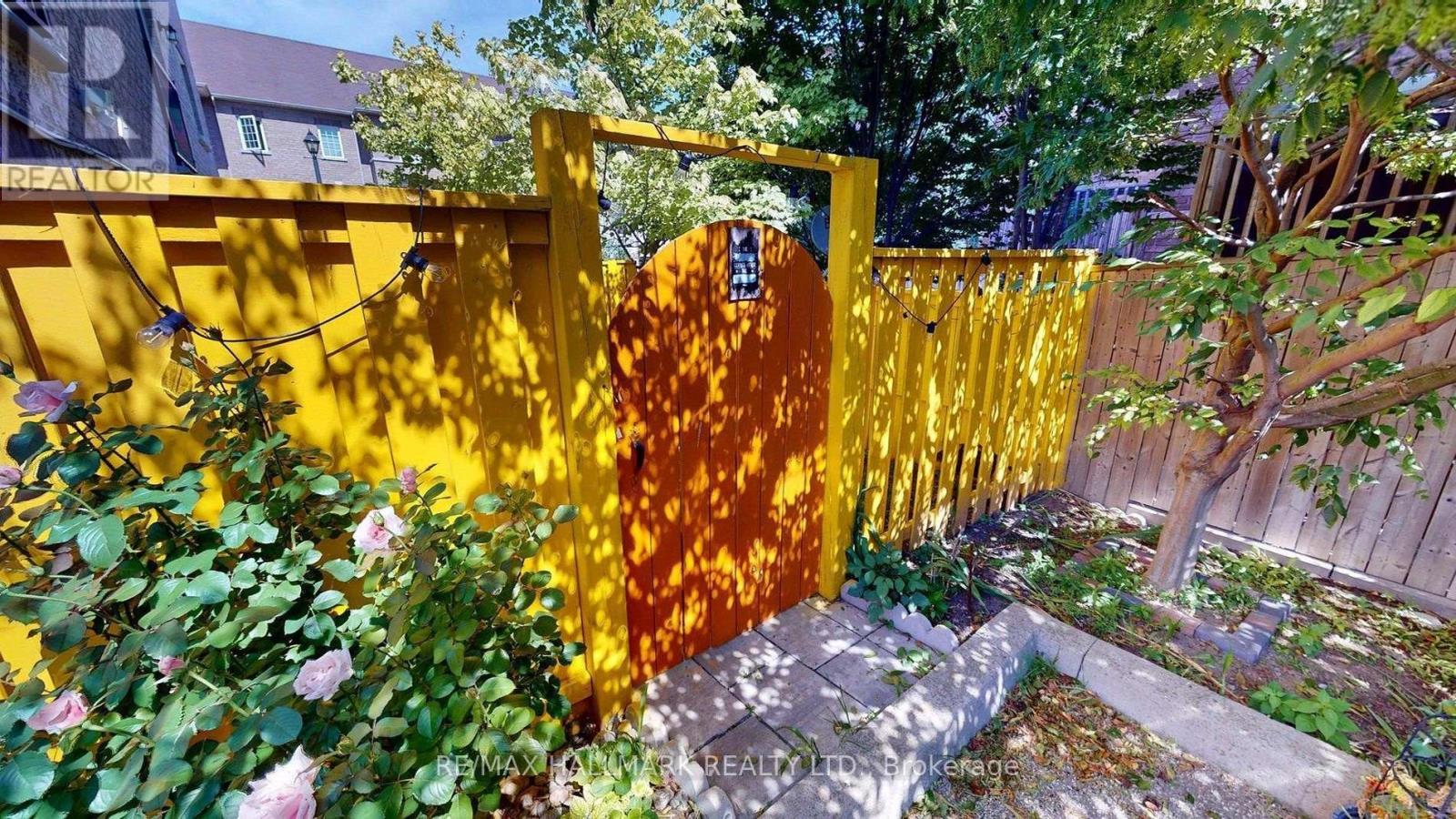 3358C Kingston Road, Toronto, ON - Outdoor