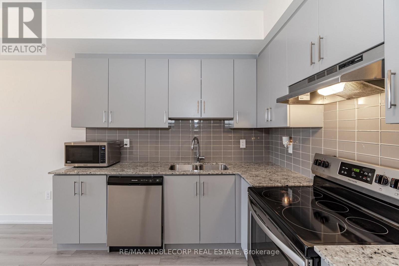 22 - 39 John Perkins Bull Drive, Toronto, ON - Indoor Photo Showing Kitchen With Upgraded Kitchen