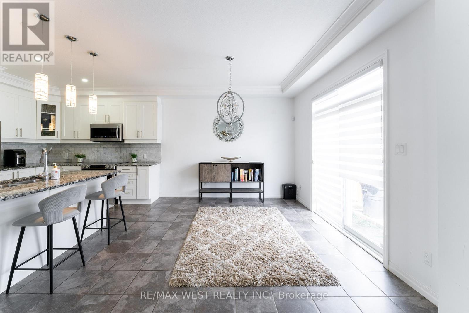 301 Freure Drive, Cambridge, ON - Indoor Photo Showing Kitchen With Upgraded Kitchen