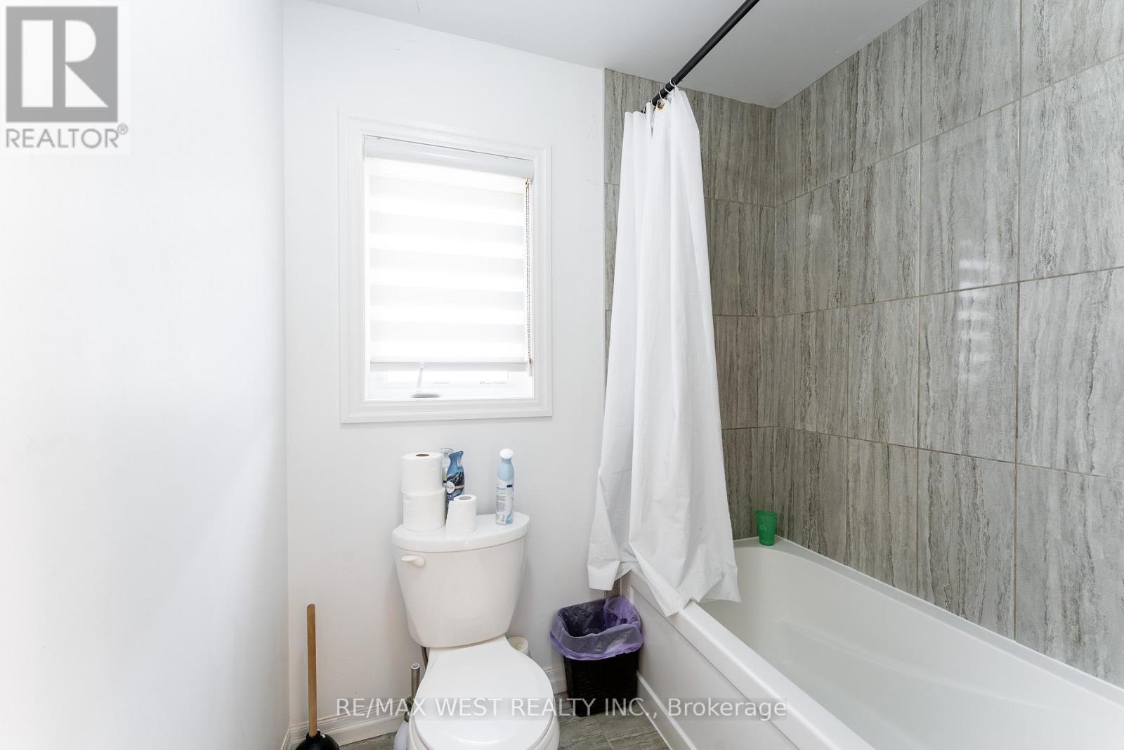 301 Freure Drive, Cambridge, ON - Indoor Photo Showing Bathroom