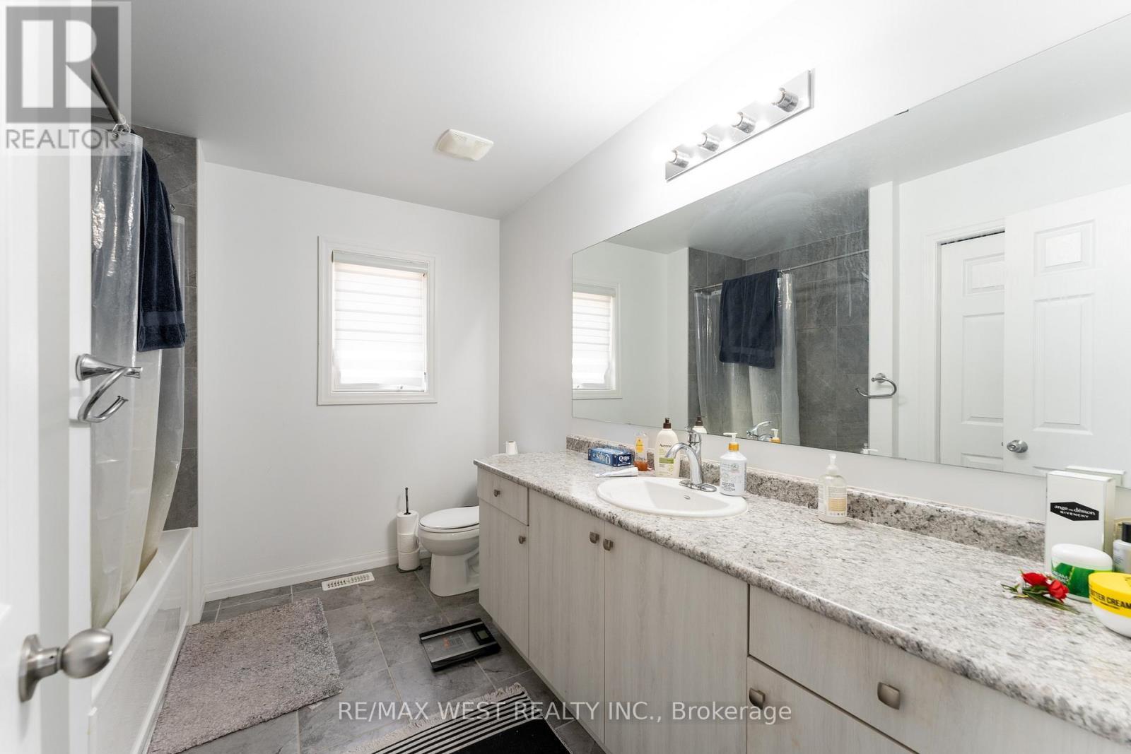 301 Freure Drive, Cambridge, ON - Indoor Photo Showing Bathroom