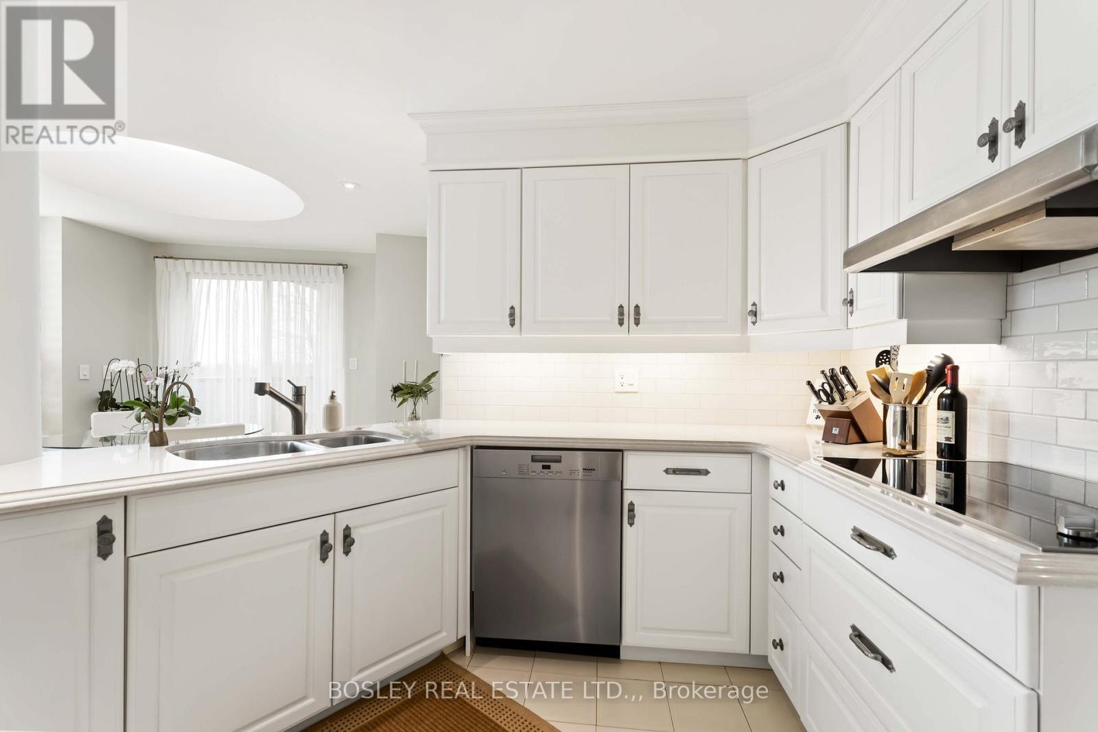 2603 - 701 Geneva Street, St. Catharines (Lakeshore), ON - Indoor Photo Showing Kitchen With Double Sink