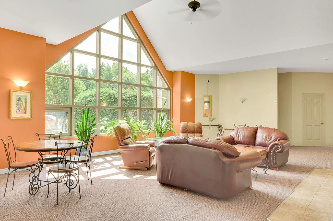 Salle familiale - 10-780 Rue Bélanger, Saint-Jérôme, QC - Indoor Photo Showing Living Room
