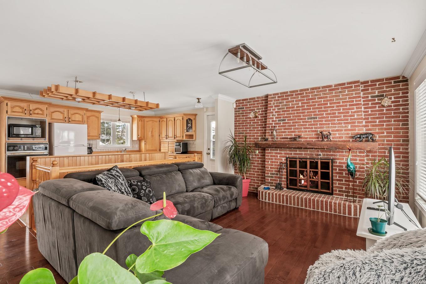 Salon - 21 Rue Du Seigle, Lévis (Les Chutes-De-La-Chaudière-Ouest), QC - Indoor Photo Showing Living Room With Fireplace