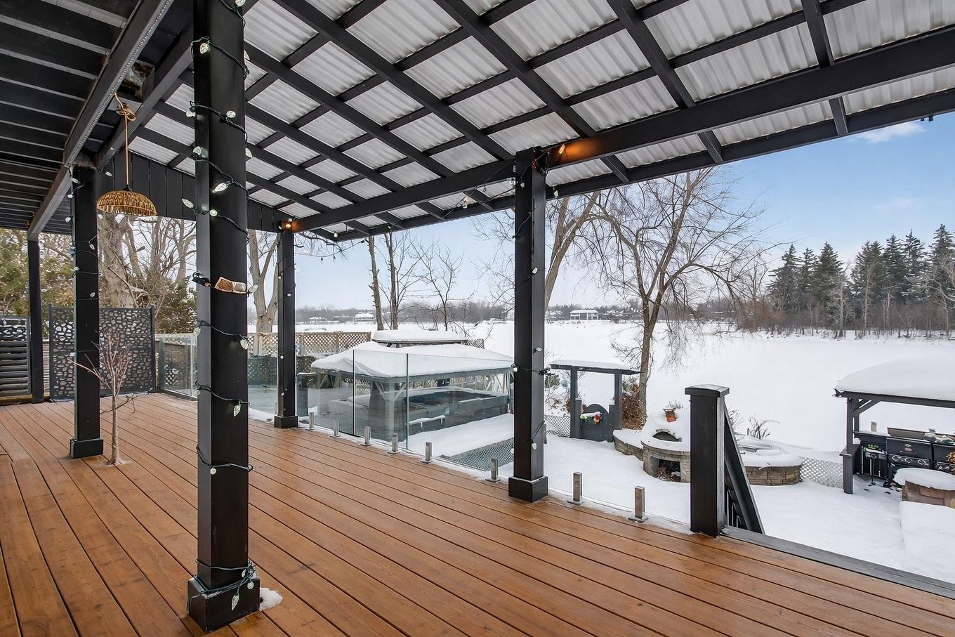 Cour - 14871 Boul. Gouin O., Montréal (L'Île-Bizard/Sainte-Geneviève), QC - Outdoor With Deck Patio Veranda