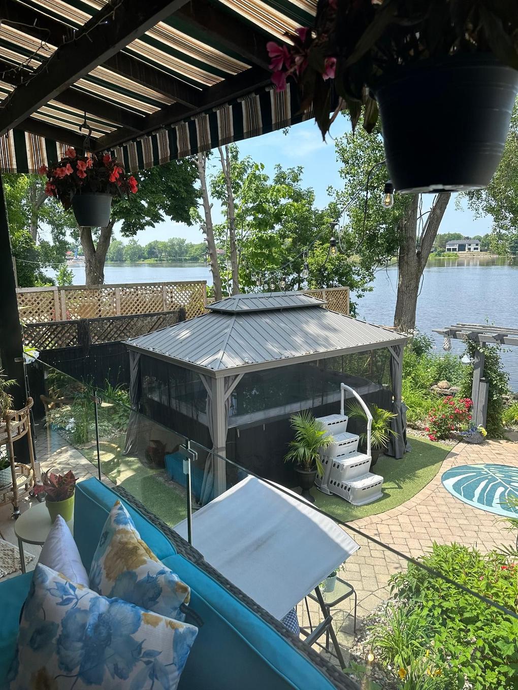 Cour - 14871 Boul. Gouin O., Montréal (L'Île-Bizard/Sainte-Geneviève), QC - Outdoor