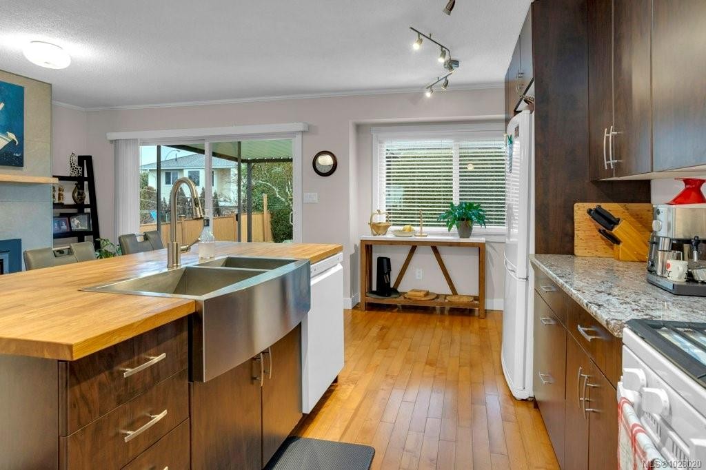 6069 Waldbank Rd, Nanaimo, BC