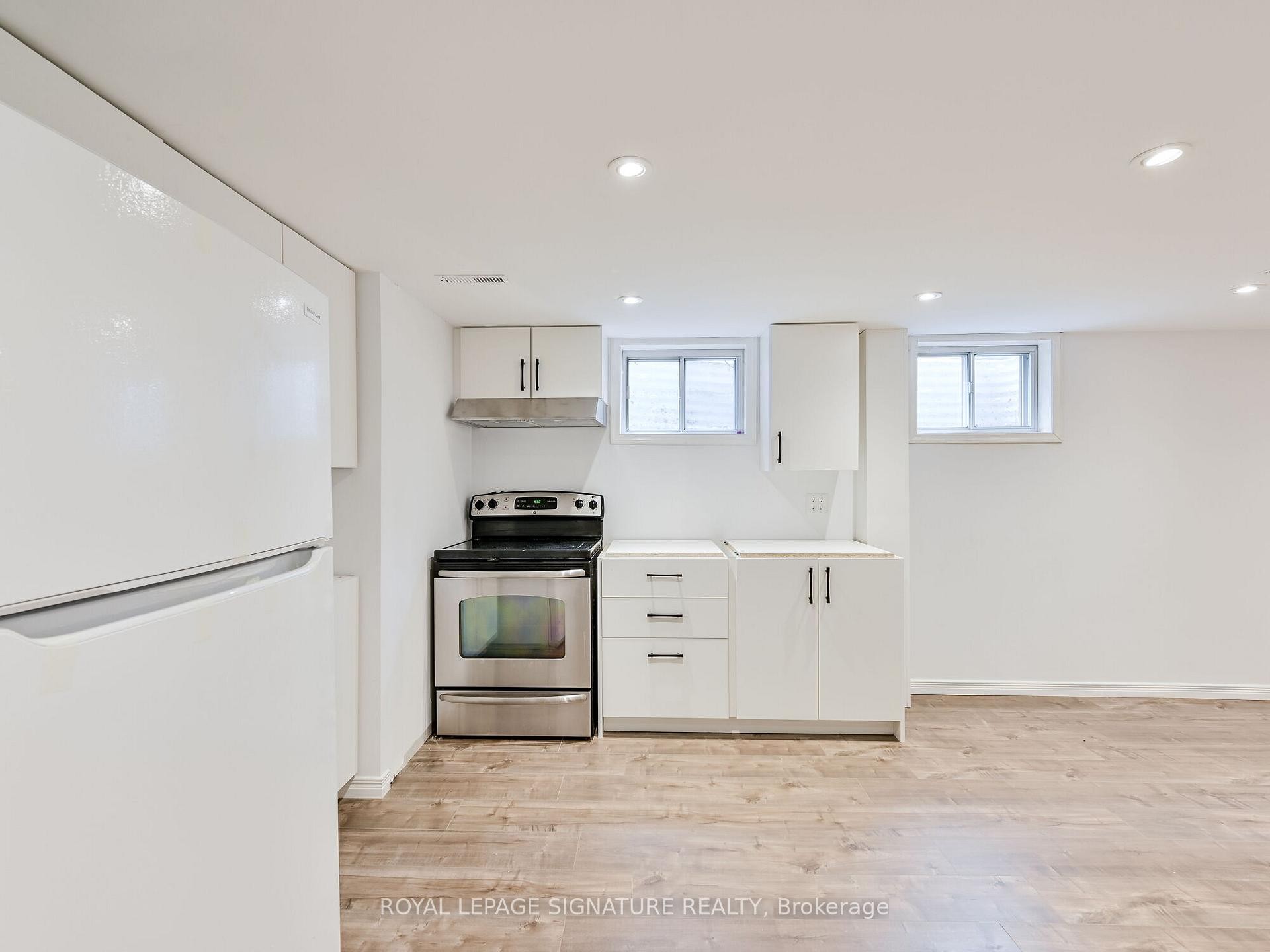 1195 Chada Avenue, Mississauga, ON - Indoor Photo Showing Kitchen