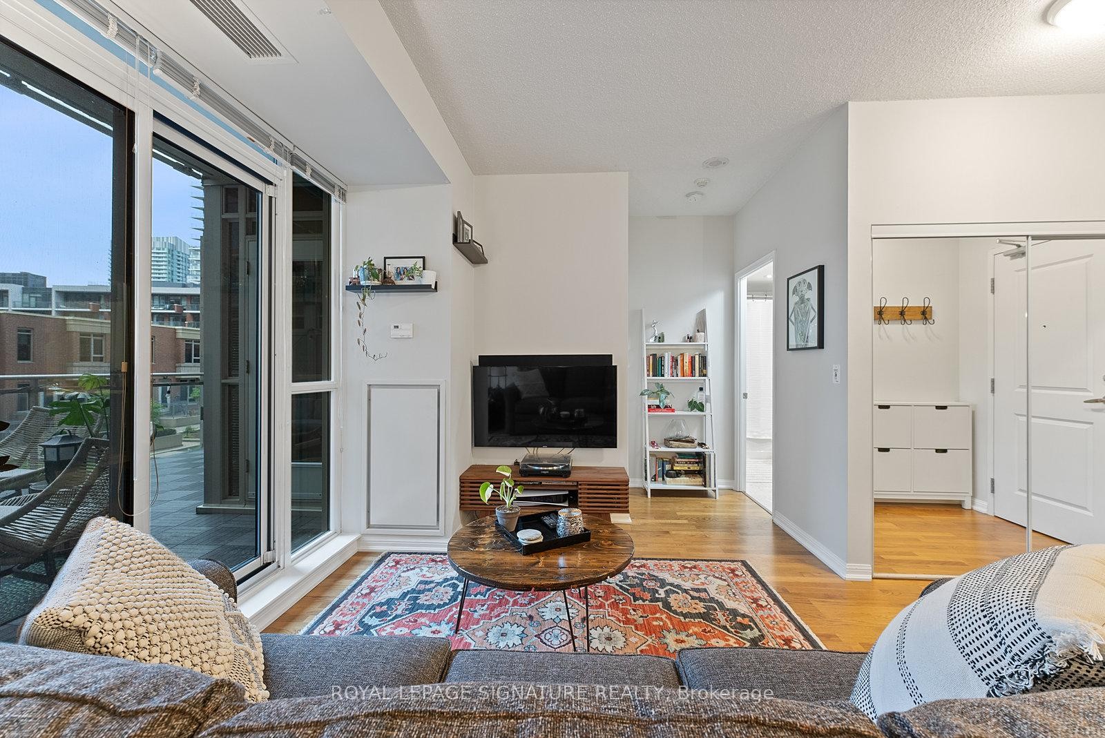 316-628 Fleet Street, Toronto, ON - Indoor Photo Showing Living Room