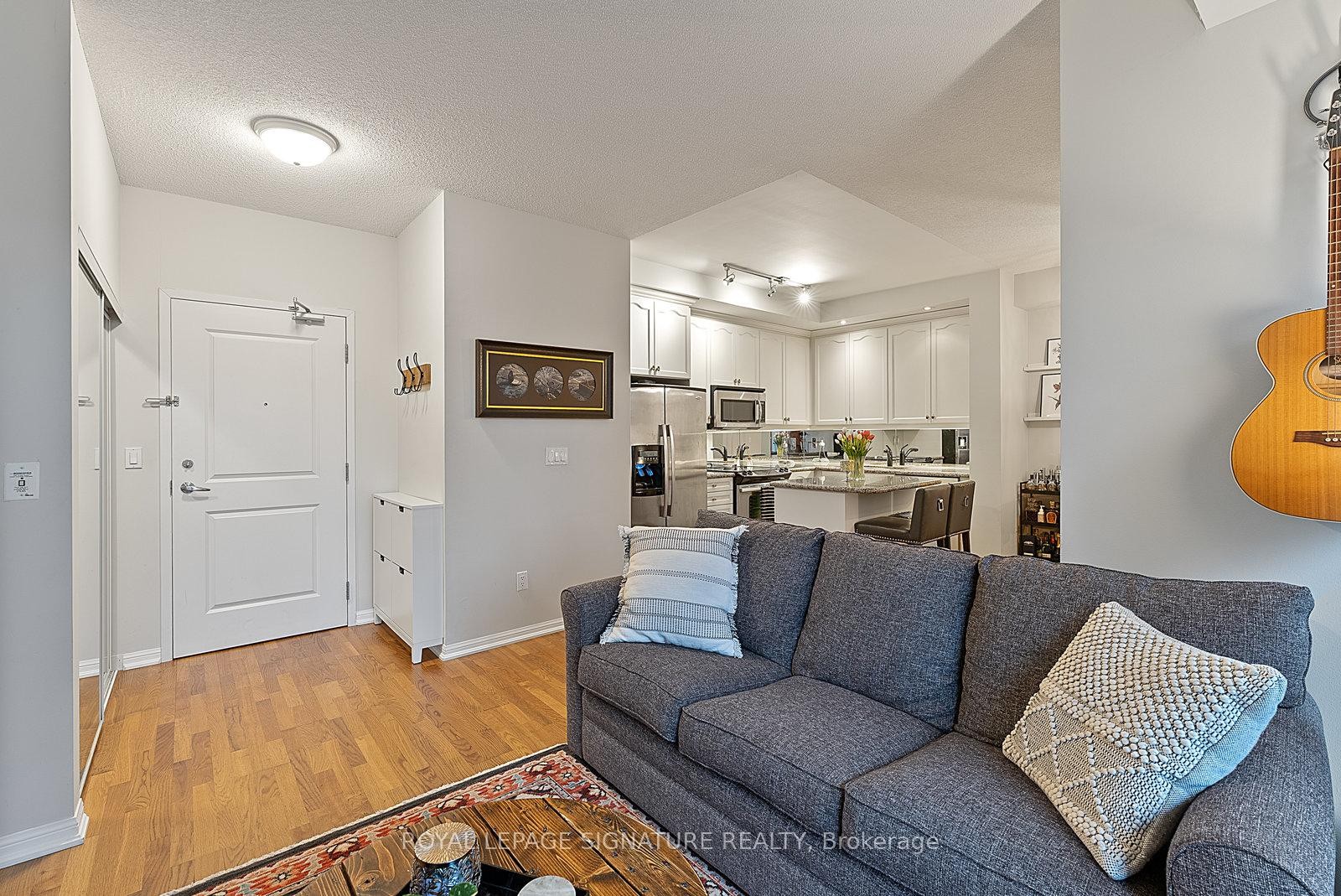 316-628 Fleet Street, Toronto, ON - Indoor Photo Showing Living Room