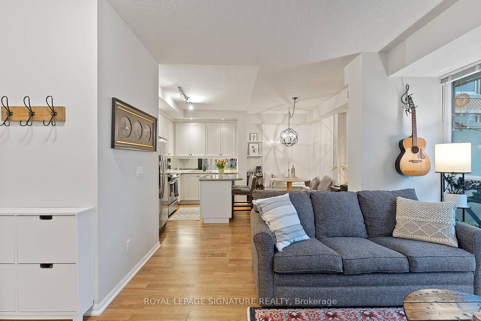 316-628 Fleet Street, Toronto, ON - Indoor Photo Showing Living Room