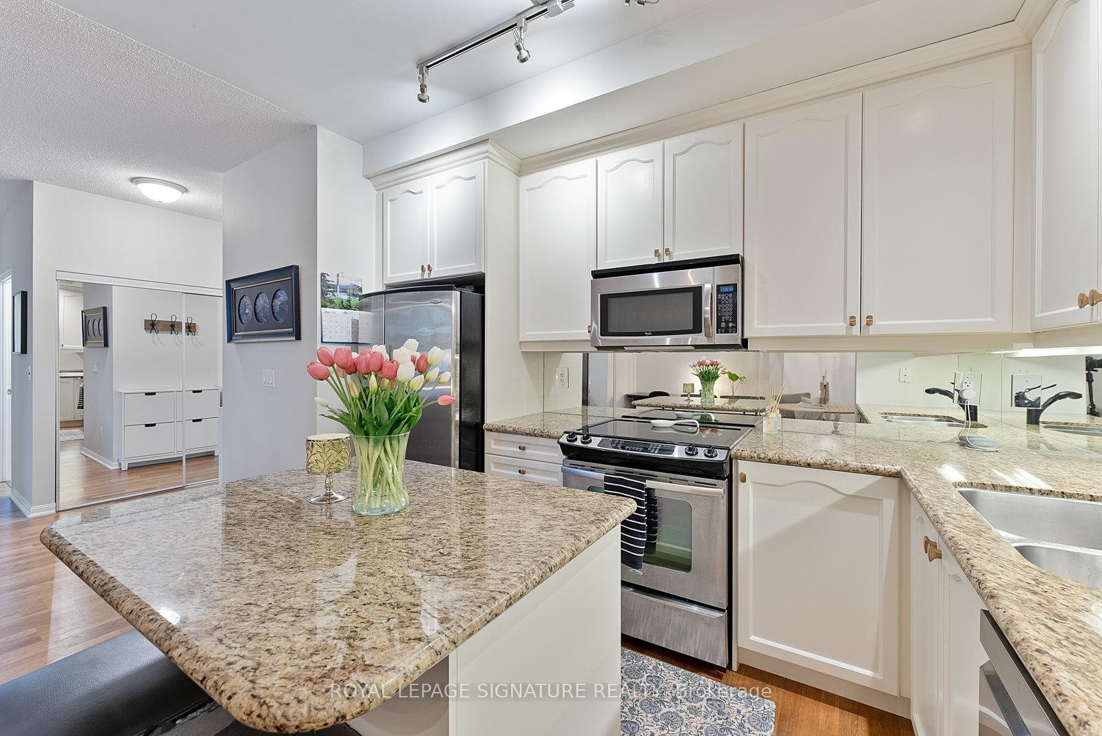 316-628 Fleet Street, Toronto, ON - Indoor Photo Showing Kitchen With Stainless Steel Kitchen With Double Sink With Upgraded Kitchen