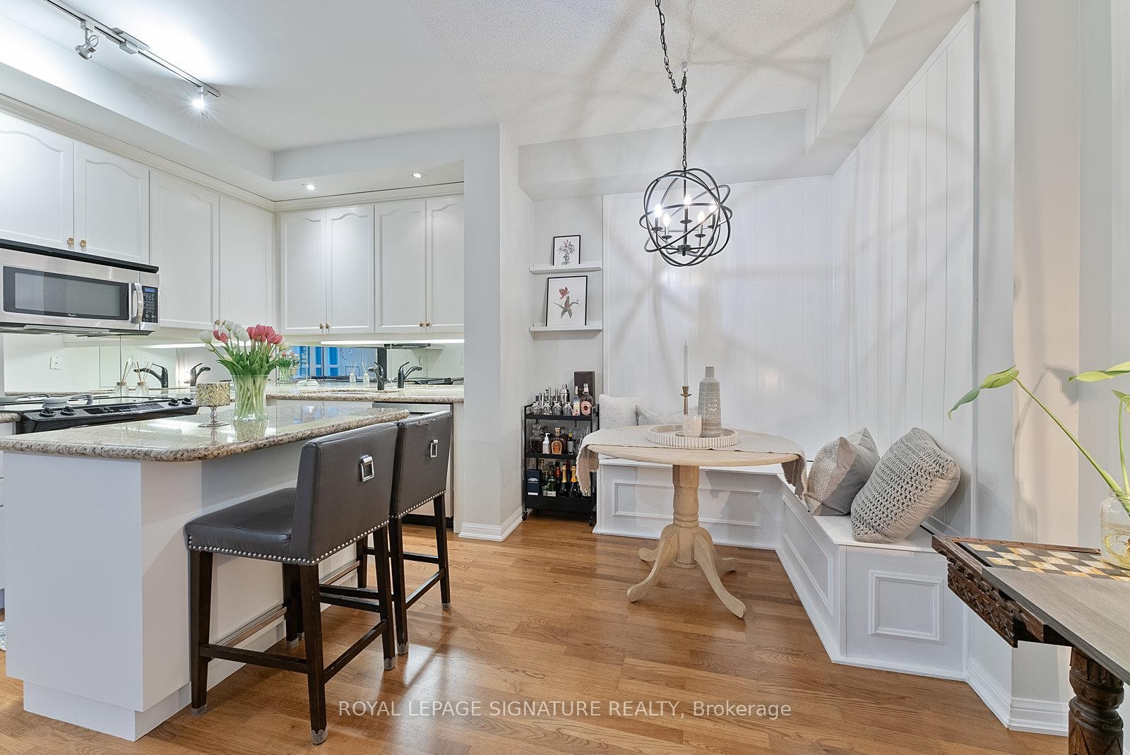 316-628 Fleet Street, Toronto, ON - Indoor Photo Showing Kitchen With Upgraded Kitchen