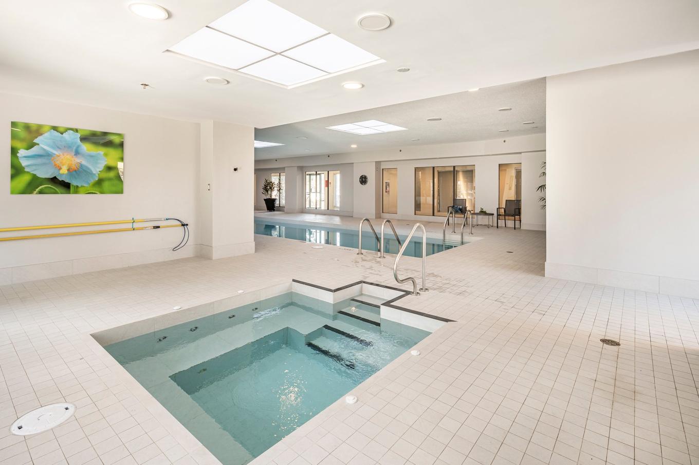 Spa - 1301-5115 Boul. De L'Assomption, Montréal (Rosemont/La Petite-Patrie), QC - Indoor Photo Showing Other Room With In Ground Pool