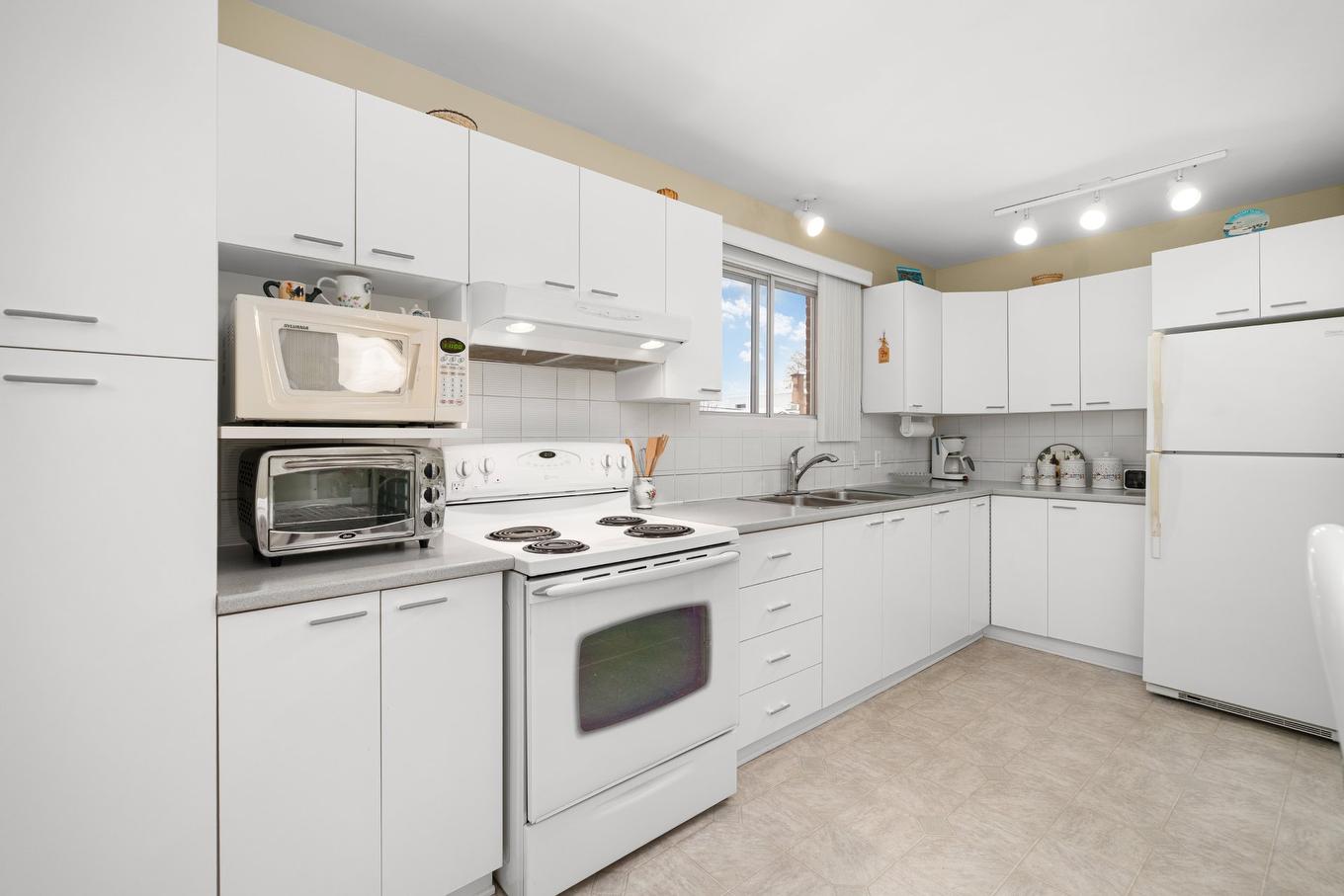 Cuisine - 1080 Rue Jean-De Brébeuf, Laval (Duvernay), QC - Indoor Photo Showing Kitchen With Double Sink