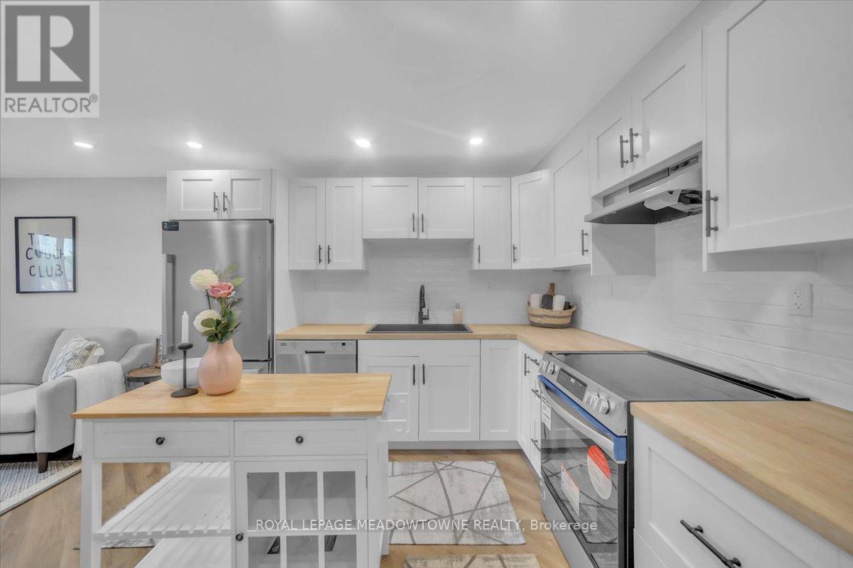 80 Mcanulty Boulevard, Hamilton, ON - Indoor Photo Showing Kitchen With Upgraded Kitchen