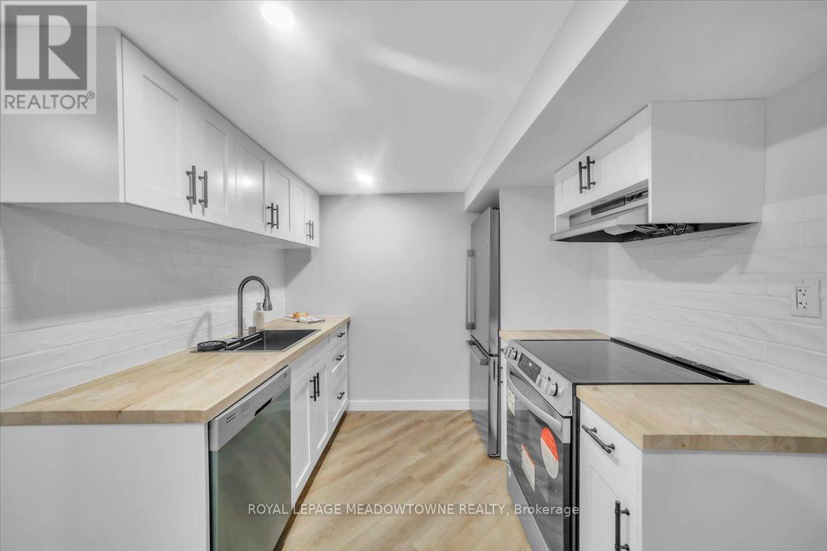 80 Mcanulty Boulevard, Hamilton, ON - Indoor Photo Showing Kitchen