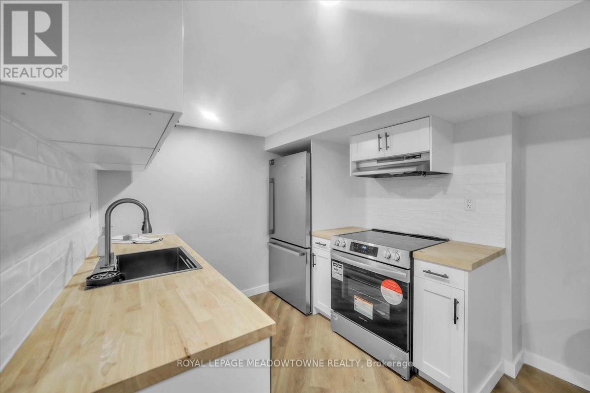 80 Mcanulty Boulevard, Hamilton, ON - Indoor Photo Showing Kitchen