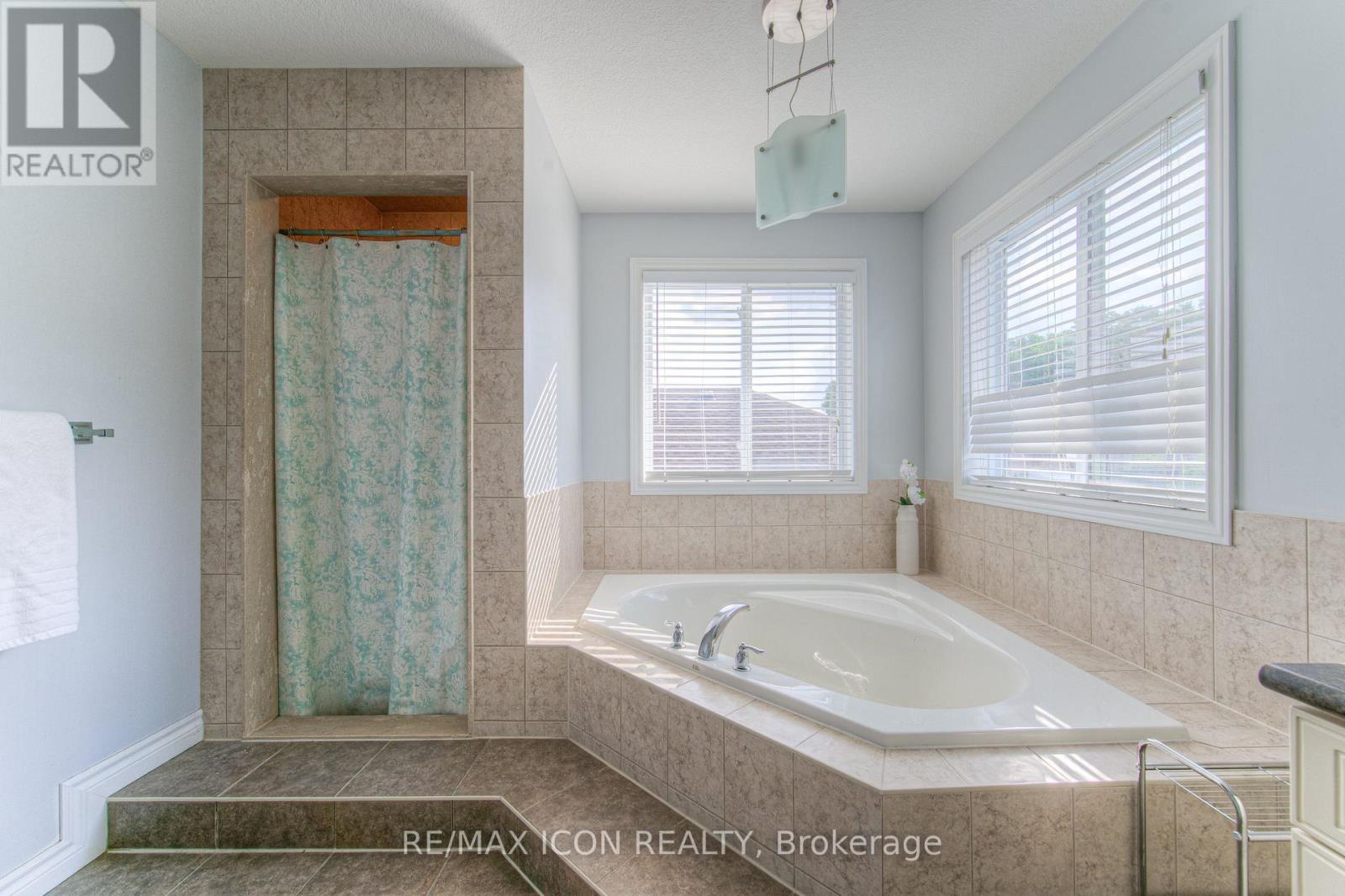 139 Pebblecreek Drive, Kitchener, ON - Indoor Photo Showing Bathroom