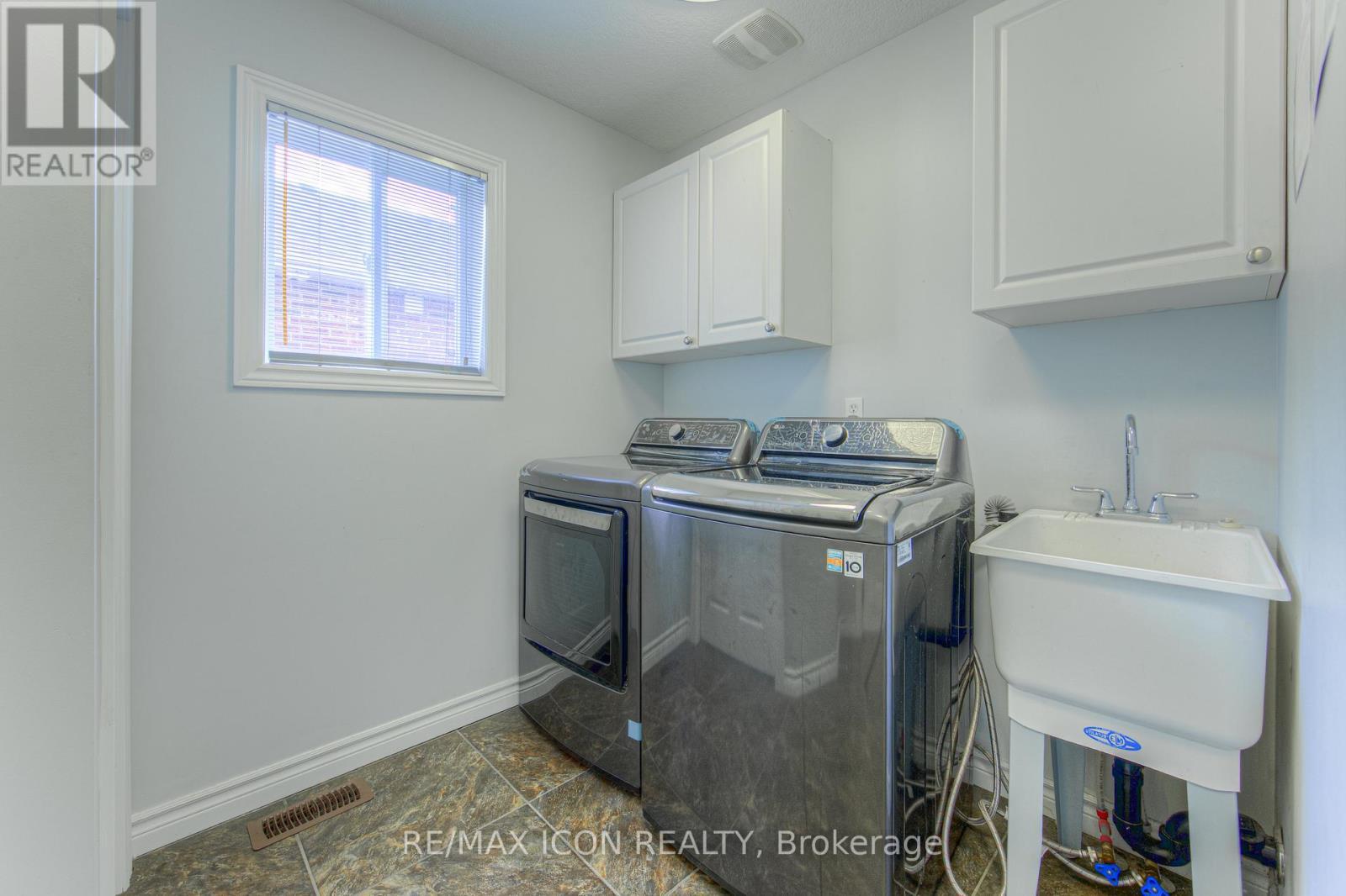139 Pebblecreek Drive, Kitchener, ON - Indoor Photo Showing Laundry Room