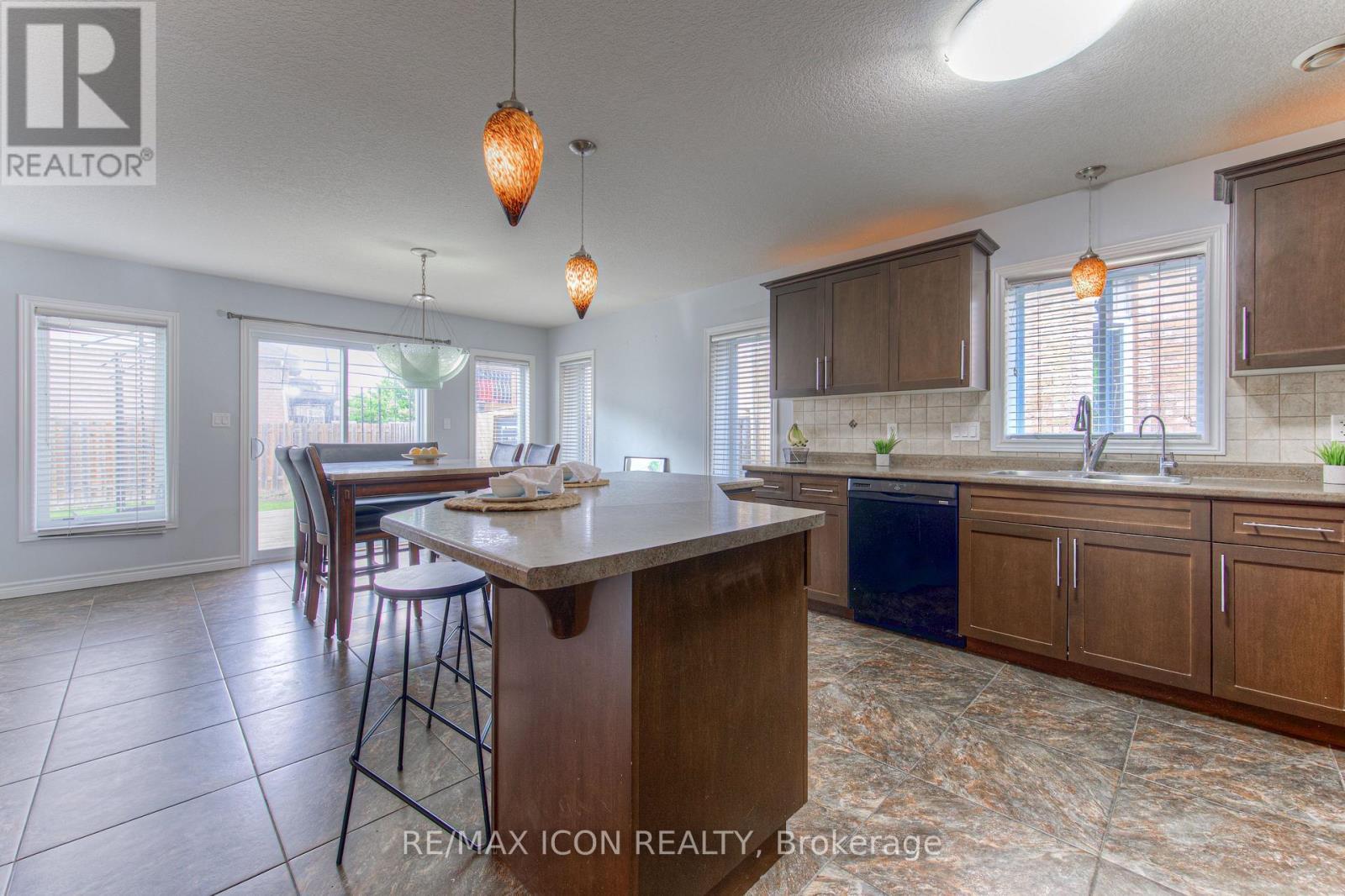 139 Pebblecreek Drive, Kitchener, ON - Indoor Photo Showing Kitchen
