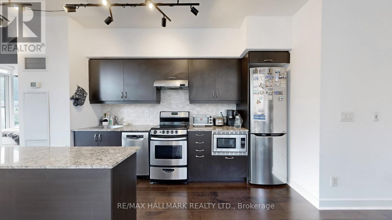 605 - 320 Richmond Street E, Toronto, ON - Indoor Photo Showing Kitchen With Upgraded Kitchen