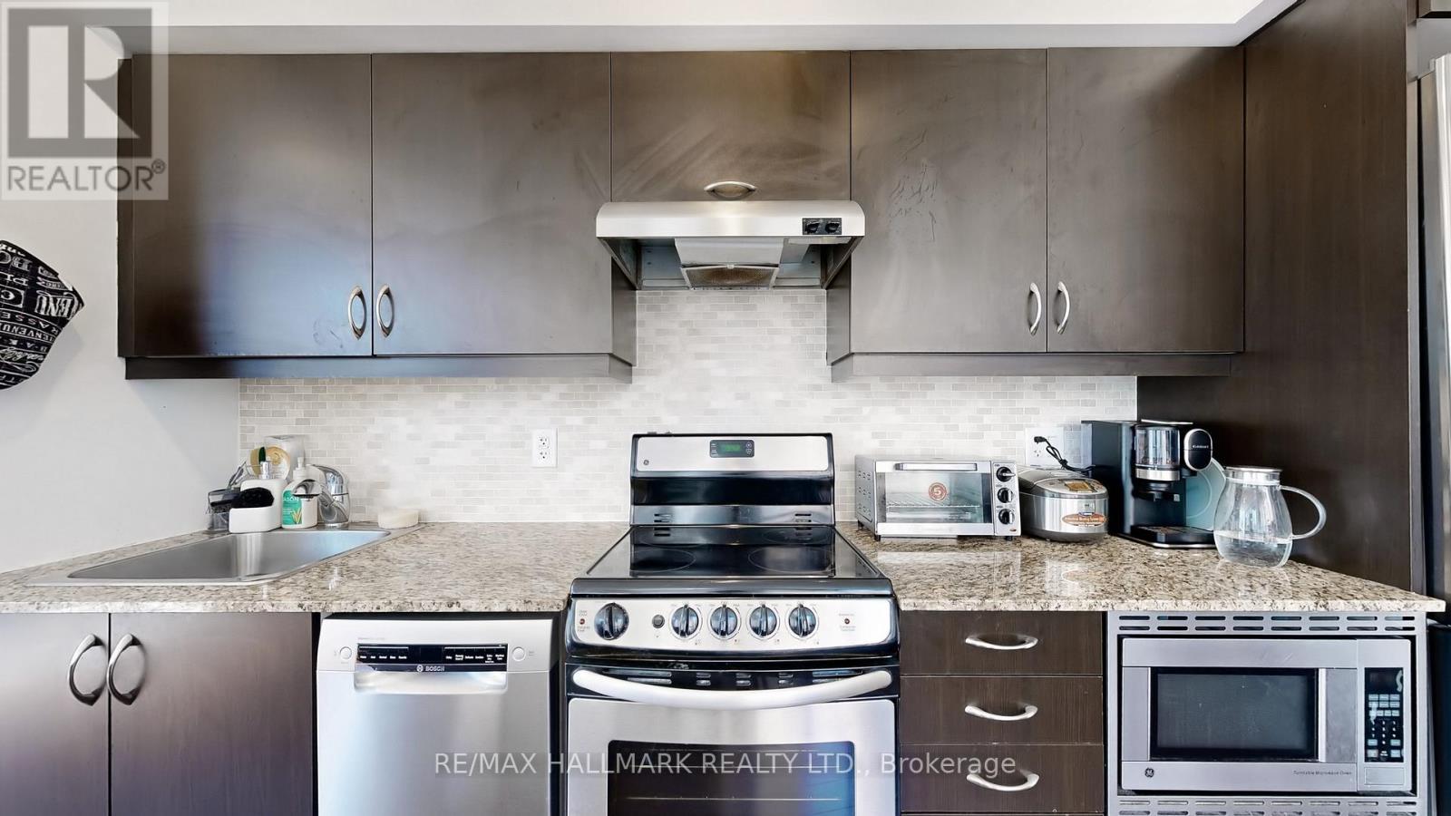 605 - 320 Richmond Street E, Toronto, ON - Indoor Photo Showing Kitchen With Upgraded Kitchen