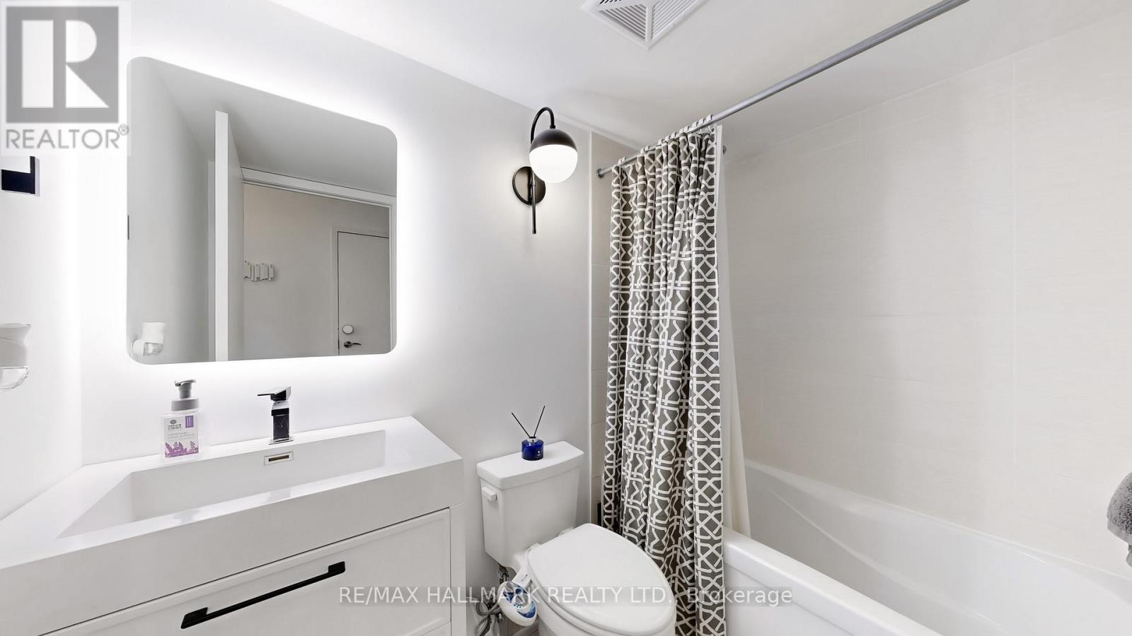 605 - 320 Richmond Street E, Toronto, ON - Indoor Photo Showing Bathroom