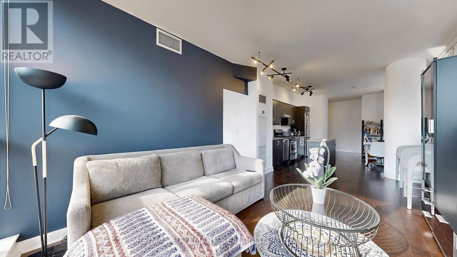 605 - 320 Richmond Street E, Toronto, ON - Indoor Photo Showing Living Room