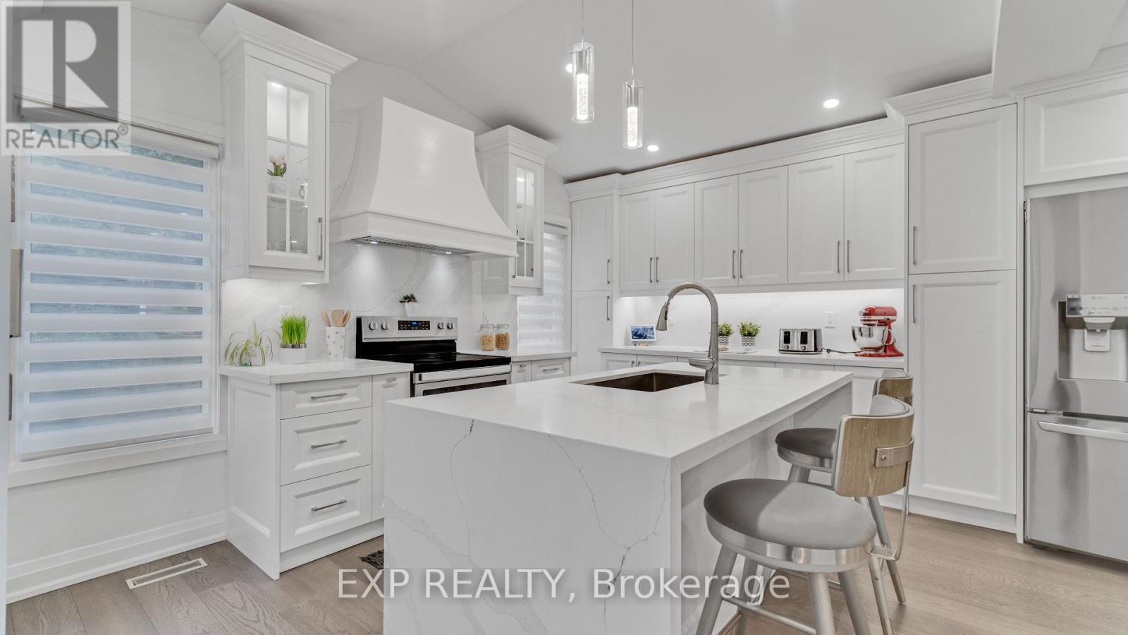 7159 Spyglass Crescent, Mississauga, ON - Indoor Photo Showing Kitchen With Upgraded Kitchen