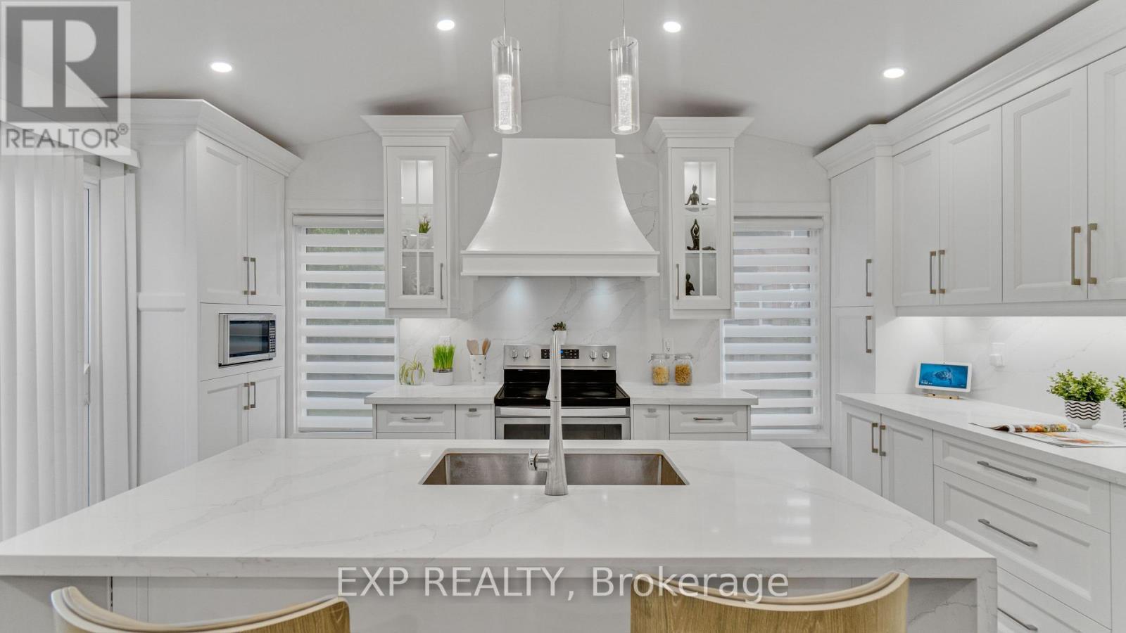 7159 Spyglass Crescent, Mississauga, ON - Indoor Photo Showing Kitchen With Upgraded Kitchen