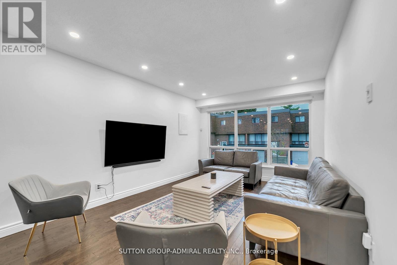 40 Stately Way, Markham, ON - Indoor Photo Showing Living Room