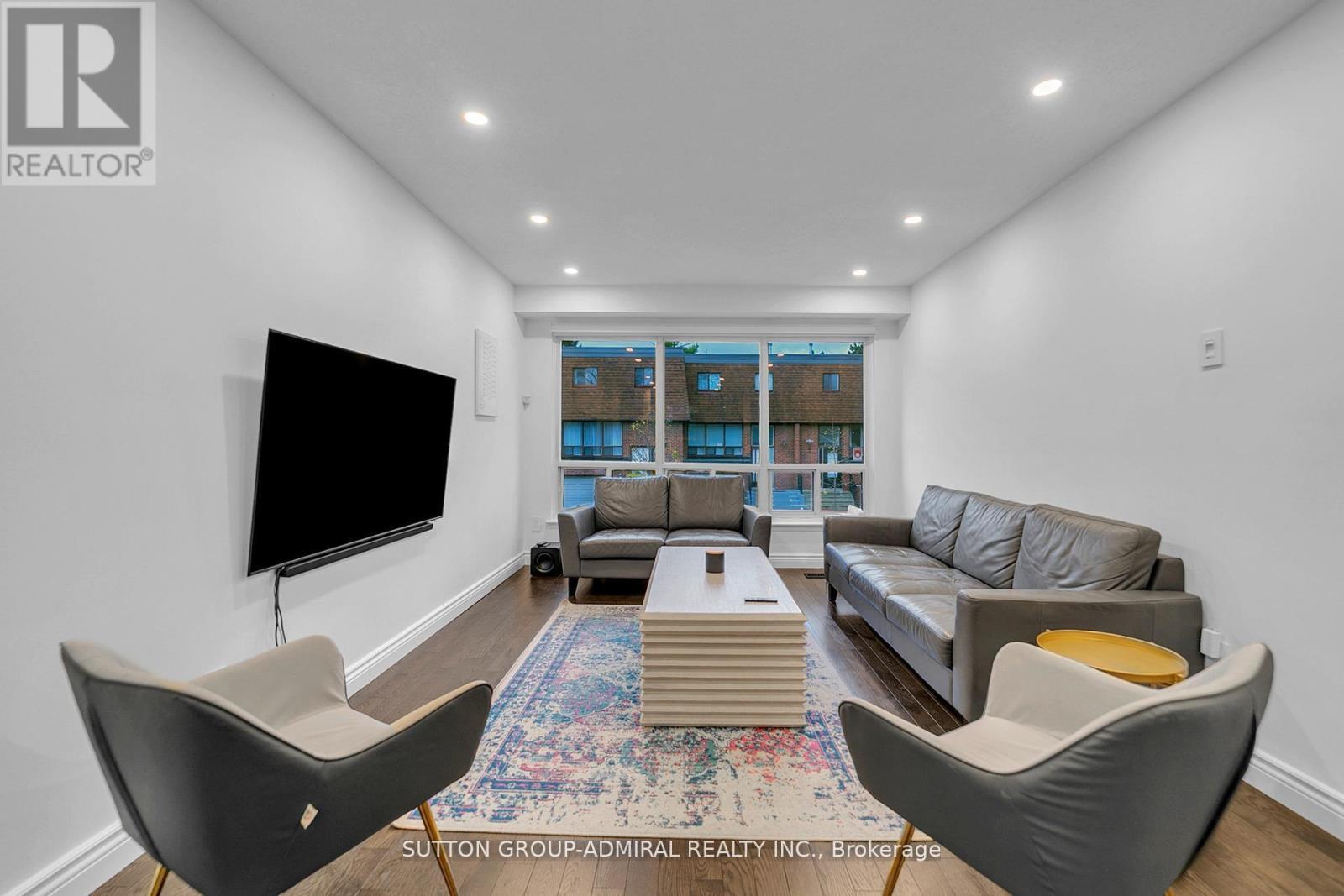 40 Stately Way, Markham, ON - Indoor Photo Showing Living Room