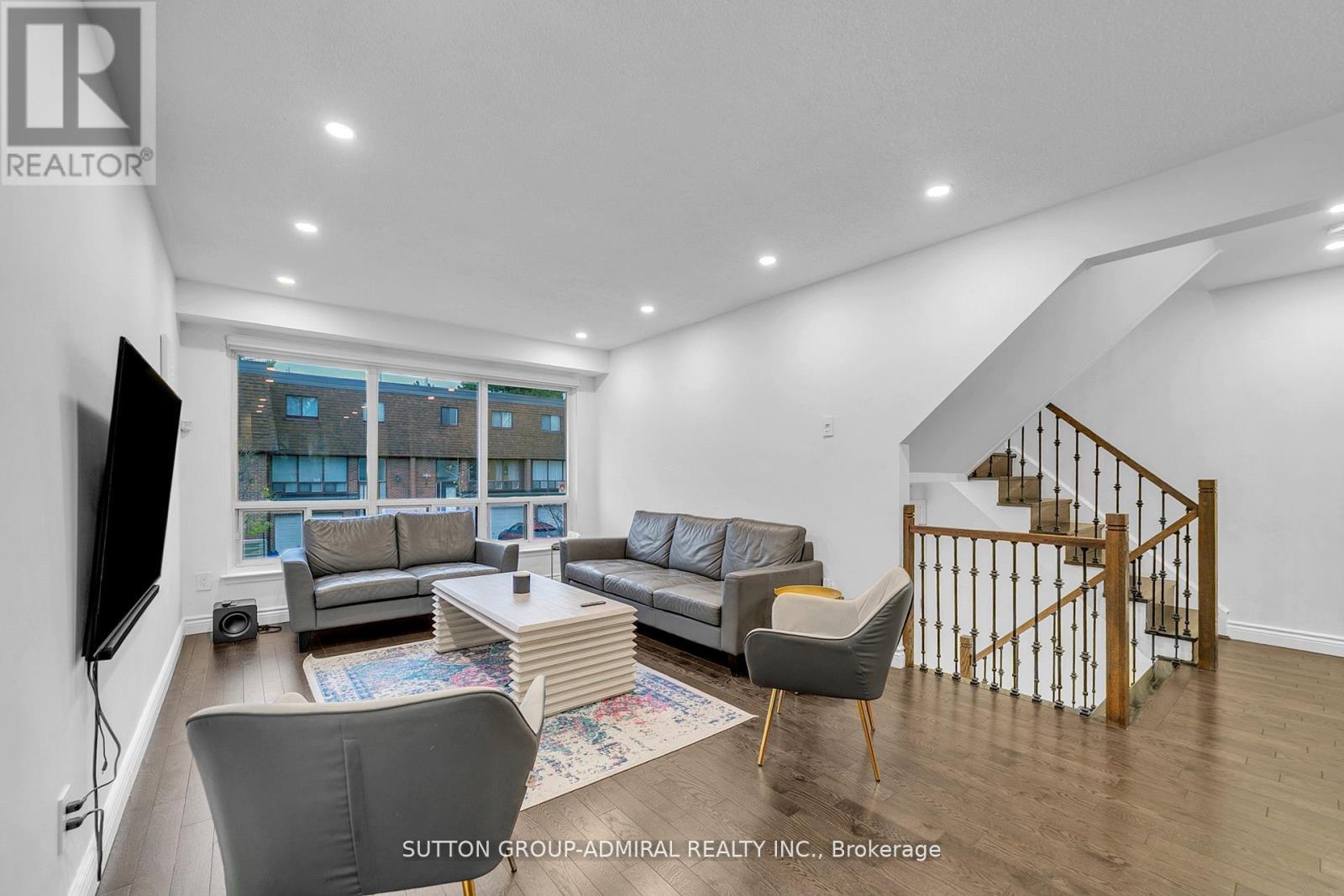 40 Stately Way, Markham, ON - Indoor Photo Showing Living Room