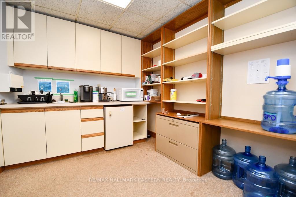 Break Room - 1970 Brown Line, Cavan Monaghan (Cavan-Monaghan), ON